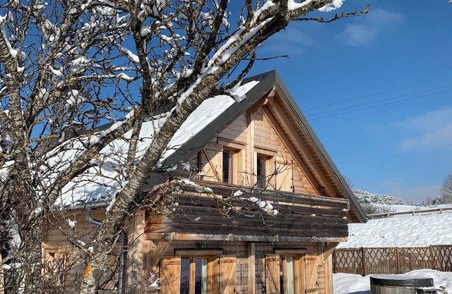 Wooden chalets with hot bath or jacuzzi in Villard de Lans for 9/11 pers.