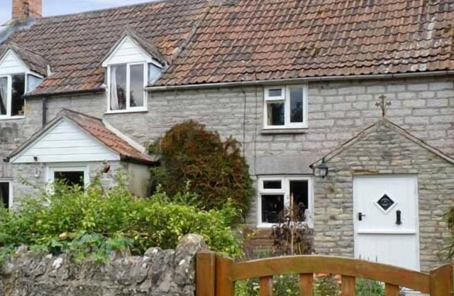 WOODFORDE COTTAGE, pet friendly, character holiday cottage in Babcary