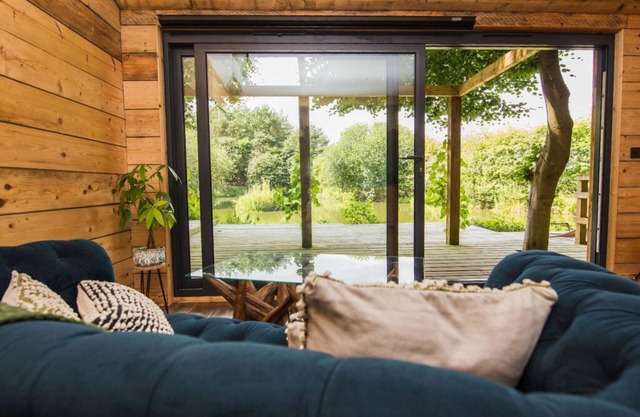 Woodland cabin with private lake, sauna + fire pit