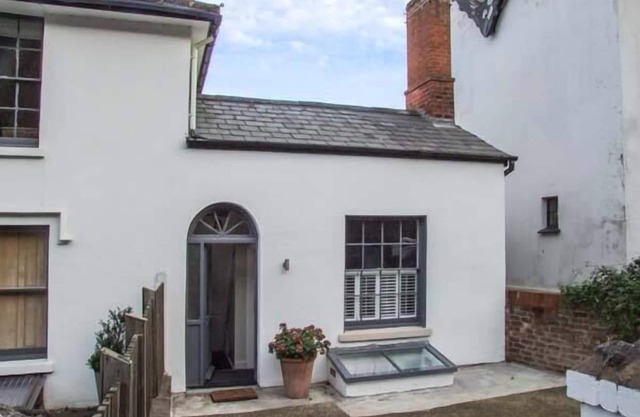 WOODLAND COTTAGE, romantic, character holiday cottage in Malvern