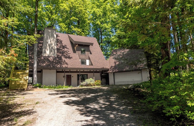 Woodland Lodge: 4 BR, 3 BA Chalet in Harbor Springs, Sleeps 10