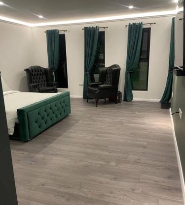 Woodland lodge green room