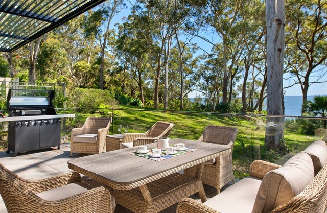 Woodlands 79A -Downstairs - Beautifully renovated waterfront apartment