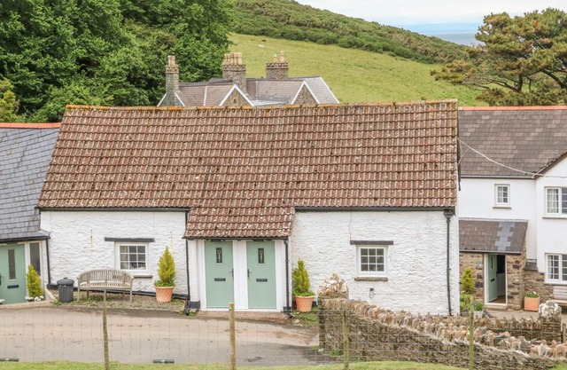 WREN COTTAGE, pet friendly, character holiday cottage in Ilfracombe