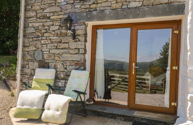 WREN'S NEST, character holiday cottage, with a garden in Keswick