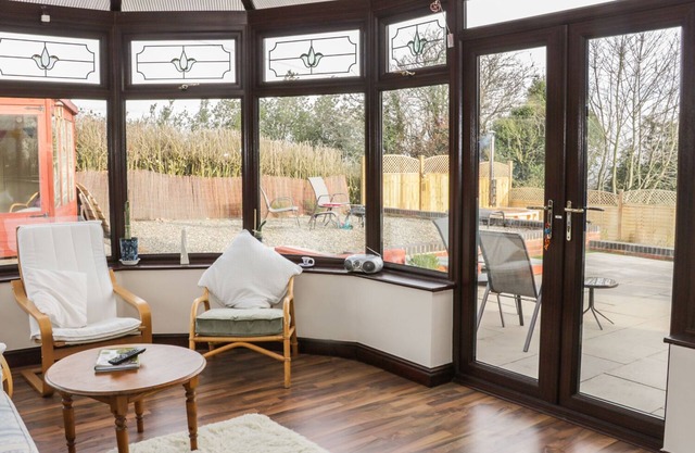 WRENS NEST, pet friendly, with open fire in Hopton Wafers