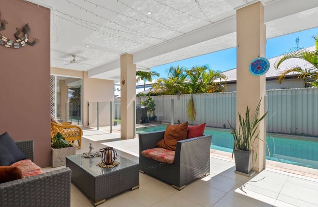 Wurtulla Beach Home 5 bedroom home 2 minutes from the patrolled beach