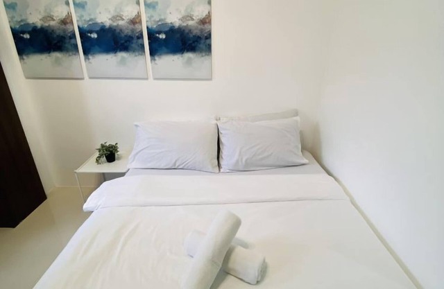 WV Towers Studio with Balcony & Pool Access