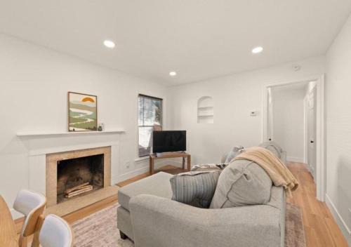 X 3BR Home Bright and Open In Euclid Near Cleveland
