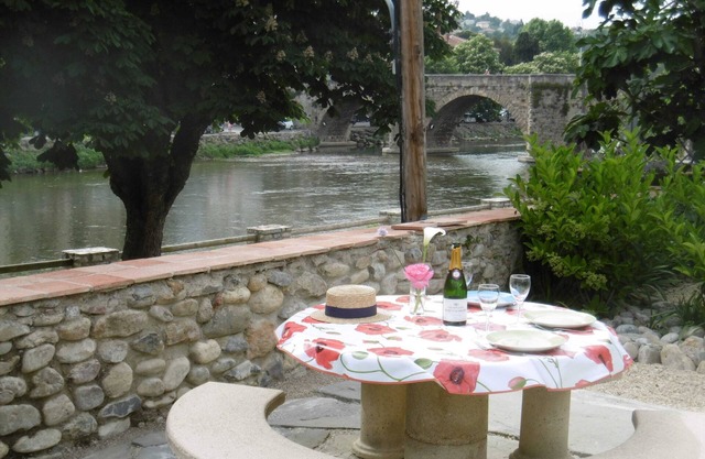 XL GARDEN APARTMENT, SLEEPS 9 IN 4 AC BEDROOMS 1K, 2Q, 2S, FRESH and SPACIOUS