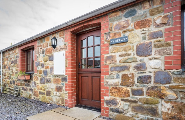 Y BETWS, pet friendly, character holiday cottage in Abersoch