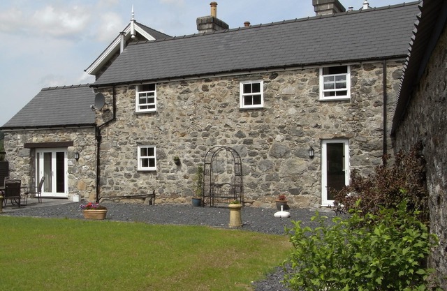 Y BWYTHYN AT HENFAES, family friendly, with open fire in Rhydymain