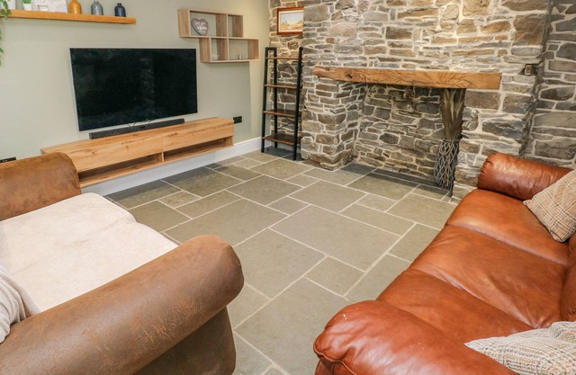 Y BWYTHYN BACH, pet friendly, character holiday cottage in Burry Port