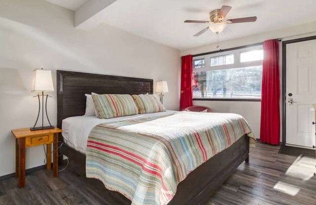 Yam 15 - Studio with King