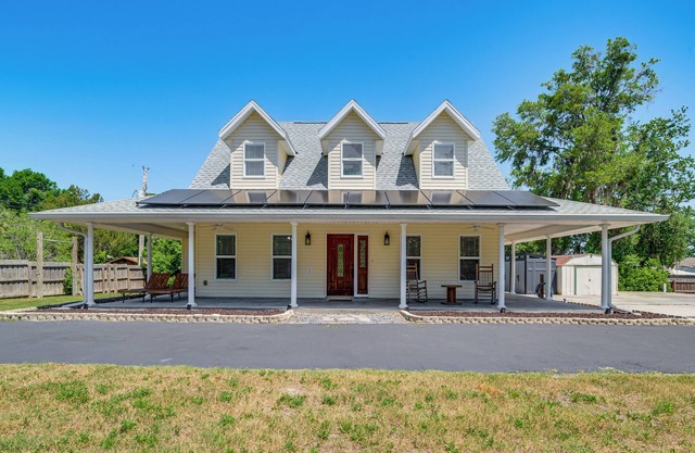 Yard + Playset: Family-Friendly Home in Dunnellon!