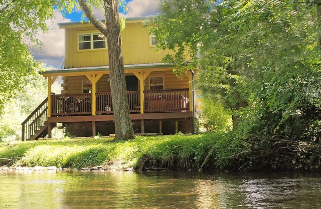 Yellow Cabin on the River: Pet Friendly, Free Attraction Tickets, Hot Tub & River Access