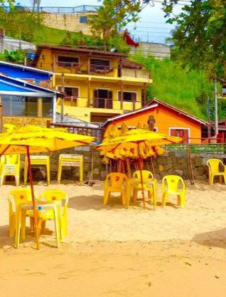 Yellow house beira mar portinho