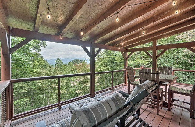 ‘Yellow Mountain’ Blairsville Cabin w/Scenic Deck