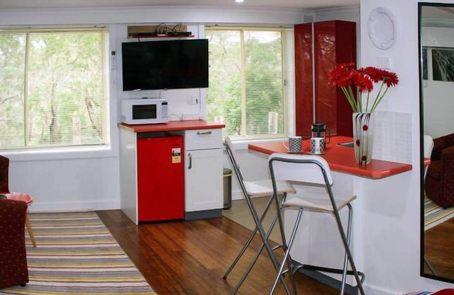 YellowtailStay - The Red Room - Bald Hill Stanwell Tops,