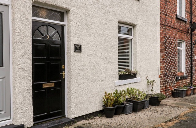 YEOMAN TERRACE, pet friendly in Marske-By-The-Sea