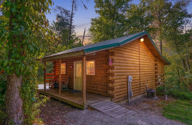 Yesteryear: Private + Handicap accessible couples cabin in Hocking with hot tub!