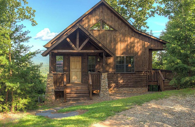 Yonah Vista - Luxury Couples Cabin with Phenomenal Mountain Views