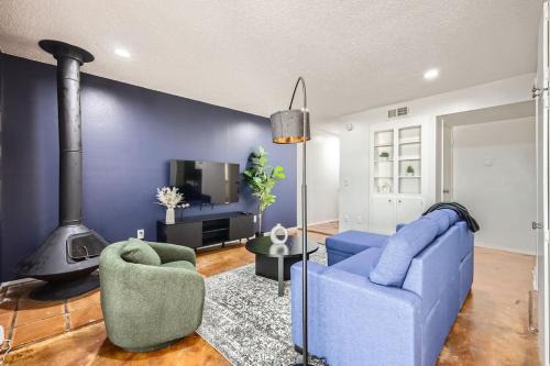 Your Comfy King Suite Getaway - Sleeps 4 - Pool, Prkg