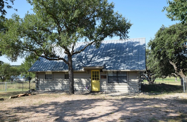 Your Lakefront Escape-The Yellow Door Cabin!