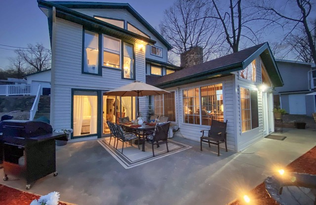 Your Paradise Awaits at the lake. 5bd/3bath big game room.