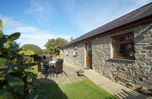 Yr Onwydden - Two Bedroom House, Sleeps 4