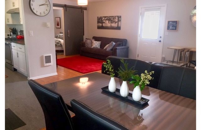 Zen Cottage in Close In NE Alberta Arts Area, Sleeps 2 Private and Sanitized!