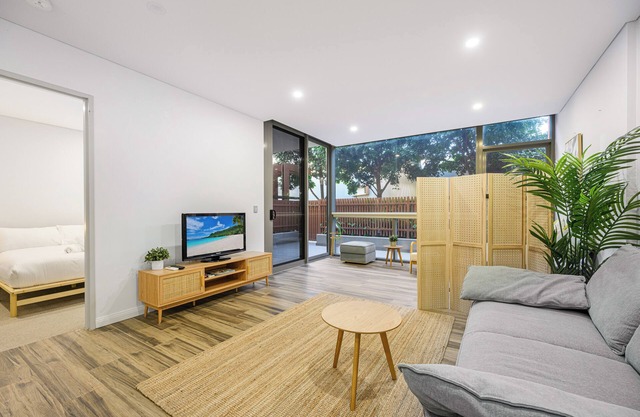 Zetland near Shops & Train w/ Gym & Pool for 6ppl