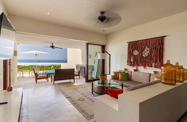 Zihuatanejo 3BR Stylish Villa w/Beach Access