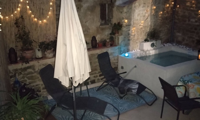 Remoulins House | À 5 Minutes de la Rivière et du Club Canoë, Maison de Village