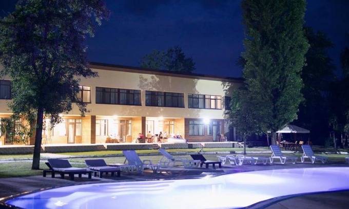 Novomoskovs'k Resort | База відпочинку "РіверСайд" басейн з підігрівом