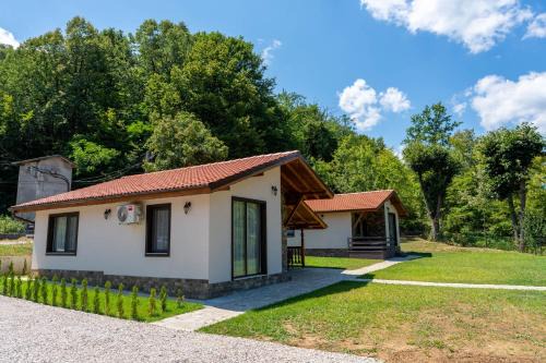 Beli Osum Villa | Двете къщи с Бели осъм