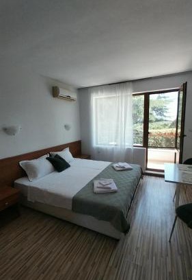 Saints Constantine and Helena Apartment | Студио Аглая