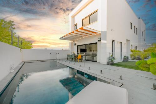 Hadera Villa | לגונה בלו ביץ-וילה מהממת עם בריכה פרטית וג'קוזי דקה מהים