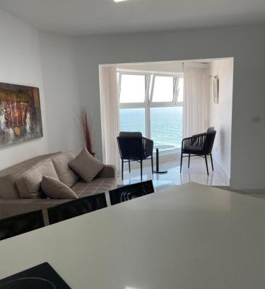 Bat Yam Apartment | סוויטת אהבה מתוקה על הים-Sweet Love Suite on the sea