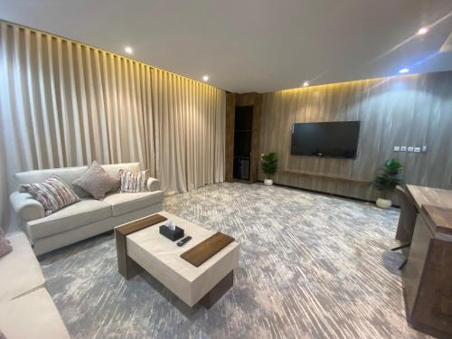 Al Kura Apartment | غرفة وصالة سوبر فندقية فاخرة