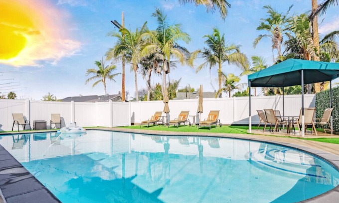 Winnetka House | ৎ୭ Los Angeles Glamour Home ৎ୭ Pool, Fire pit, games & more.