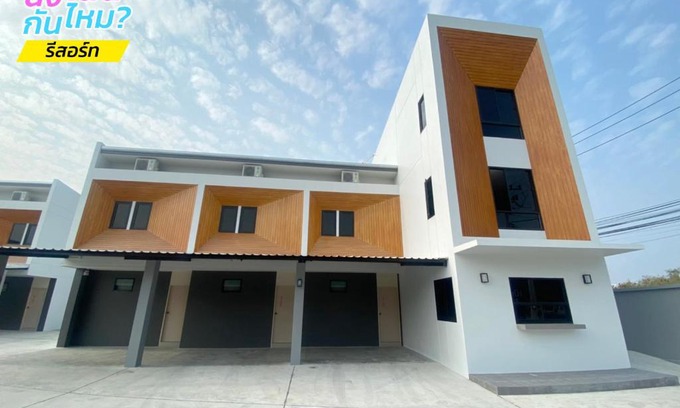 Chonburi Hotel | นั่งเล่นกันไหม รีสอร์ท SHA Plus