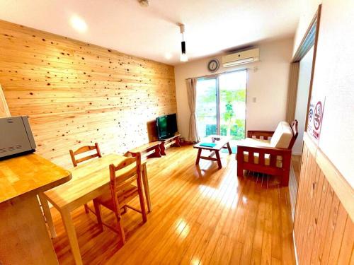 Okinawa Apartment | お子様連れ&動物好き大歓迎！産みたての卵を収穫体験できる宿