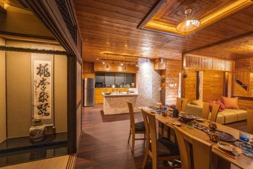 Ueno Villa | 『てぃぐまの宿』地平線まで見渡せる圧巻の屋外テラスビュー!300余年の歴史ある壺屋焼がご堪能出来る宿