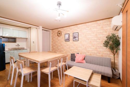 Taisho-ku Apartment | 大正駅徒歩1分! 便利で静かな2LDK一軒家