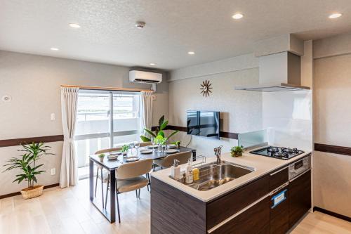 Yonabaru Apartment | 海の見える高層階グループファミリー歓迎コストコ近くThe琉球タワー9A