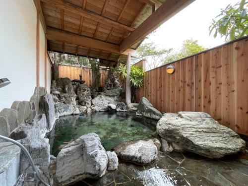 Matsuzaki House | 源泉かけ流しの露天風呂を独り占め!一棟貸切旅館「御宿あさか」29名まで宿泊可