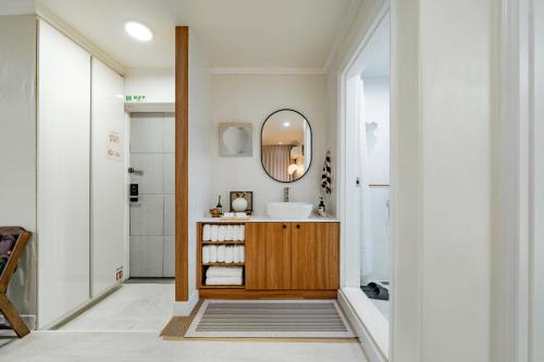 Yeoksam Apartment | 신규오픈,서울 강남 Seoul Kangnam,2룸,2화장실,전객실에어컨설치,무료주차,럭셔리풀옵션,강남테헤란로,코엑스,강남성형외과,대치동학원가,강남세브란스,서울삼성병원,비즈니스
