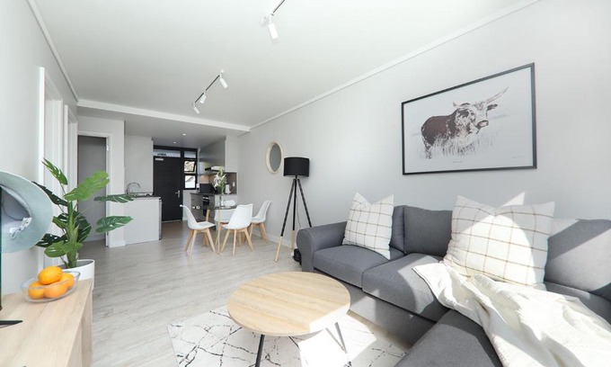 Milnerton Apartment | 002 Burmesiter on Park- 2 minute walk from the beach