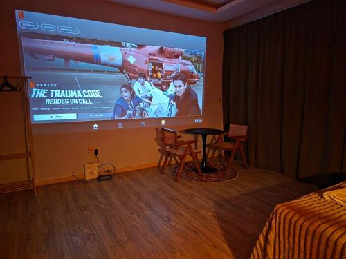 Taman Mount Austin Apartment | 028 Projector Palazio Vintage House Netflix Wifi